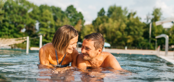 Wasserfläche Freibad mit 2 Erwachsenen