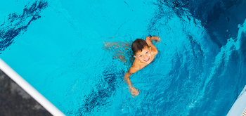 Kind im Wasserbecken