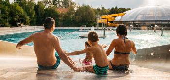 Johannisbad mit Wasserfläche Freibad mit 2 Erwachsenen und 1 Kind